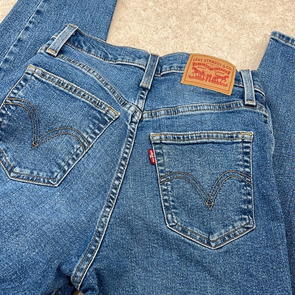 WOMENS LEVI’S HIGH WAISTED MOM JEAN IN A MEDIUM BLUE WASH DENIM 80’s VIBE… - Picture 11 of 11